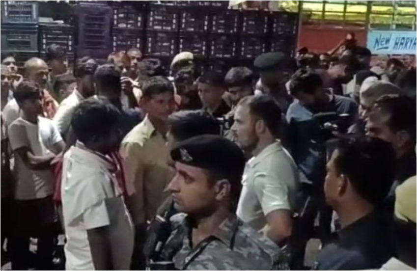 Rahul Gandhi, amidst the surging prices of vegetables, visited Azadpur Mandi in Delhi.