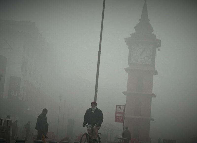 Dense Fog Disrupts Over 100 Flights in Delhi-NCR, Affecting Rail and Road Traffic