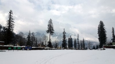 Snowbound Manali shivers at 0.2 degrees Celsius; more snowfall in store in Himachal