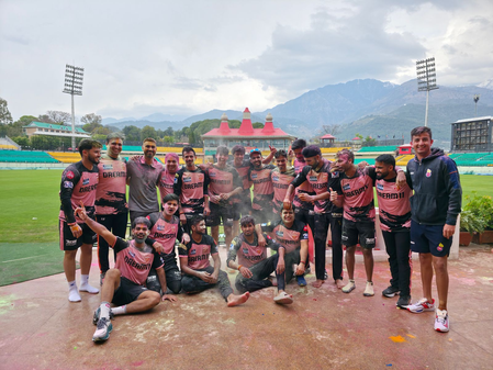 IPL teams take a break from training for Holi celebrations (Ld)