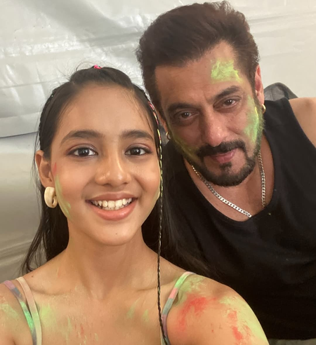 Salman Khan spends Holi on the set of ‘Sikandar’