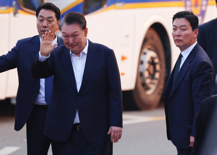 South Korean prosecutors seek arrest warrant for two presidential security officials over obstruction