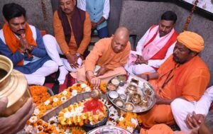 CM Yogi Adityanath performs Rudrabhishek, prays for well-being of residents (Lead)