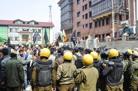Police stop Cong protest march in Srinagar over US-India trade deal, Iran issue