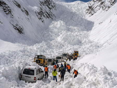 Six killed, 5 injured in Zojila Pass avalanche tragedy (Lead)