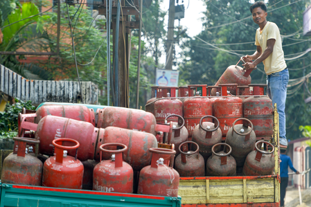 Over 52.3 lakh domestic LPG cylinders delivered in a day, no dry-outs: Govt