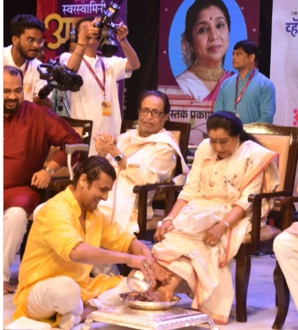 Asha Bhosle demise: Sonu Nigam shares throwback picture of him washing her feet, Shreya Ghoshal calls her defining voice for generations