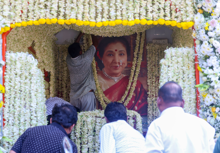 Aamir Khan, Vicky Kaushal bid adieu to Asha Bhosle, Sudesh Bhosale, Shaan offer music tribute