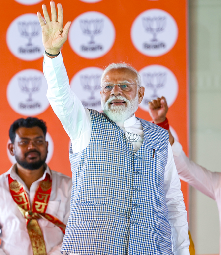 PM Modi arrives in Karnataka, receives warm welcome from CM Siddaramaiah