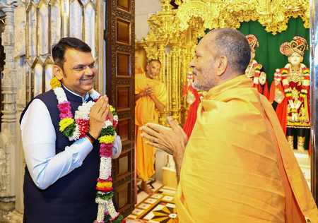 CM Fadnavis offers prayers at BAPS Swaminarayan Mandir; prays for peace, prosperity