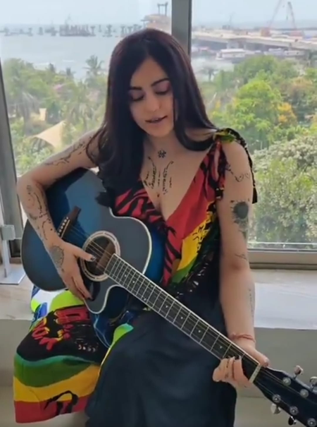 Adah Sharma drops a beautiful rendition of ‘Woh Lamhe’ with a guitar