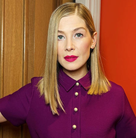 Rosamund Pike slams theatre attendee for texting during play