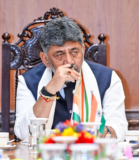 K’taka: Seers urge Shivakumar to provide security to Pranavanandaram Swamiji