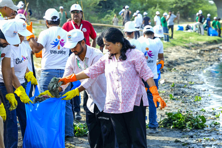Rekha Gupta leads volunteers at Yamuna bank under ‘Clean Delhi with CM’ campaign
