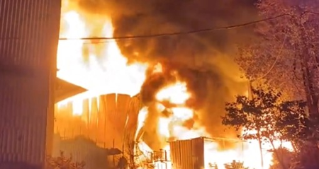 Massive fire engulfs two warehouses in Maha’s Bhiwandi; no casualties reported