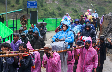 After six days of bad weather, yatras back in J&K: 18,000 at Vaishno Devi; 4,000 at Amarnath Cave