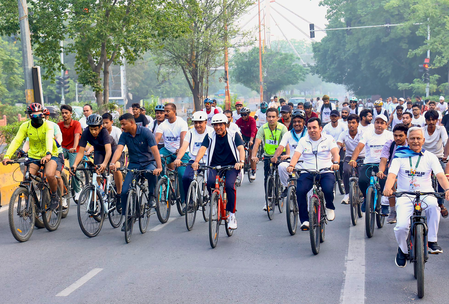 Over 15,000 locations join 82nd ‘Fit India Sundays on Cycle’; Mansukh Mandaviya leads Delhi ride