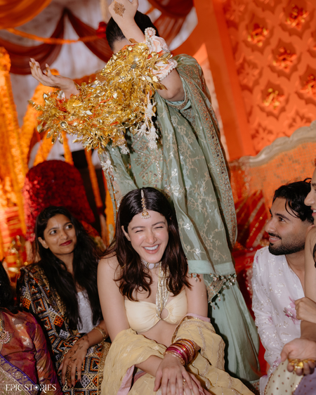 Karila falls on Arjun and Shanaya during Anshula’s Chooda ceremony