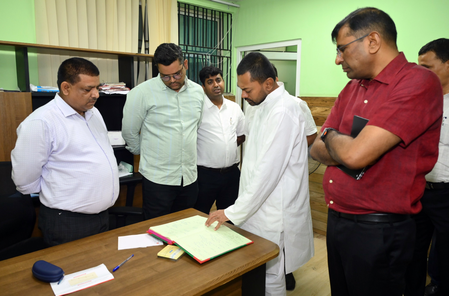 Bihar Health Minister cracks down on absentee doctors, warns against referring patients to private clinics