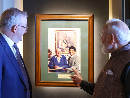 PM Modi gifts Steve Waugh a two-decade-old photo of their meeting during MCG visit