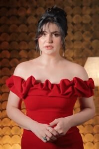 Zareen Khan schools paparazzi after they misbehave with her