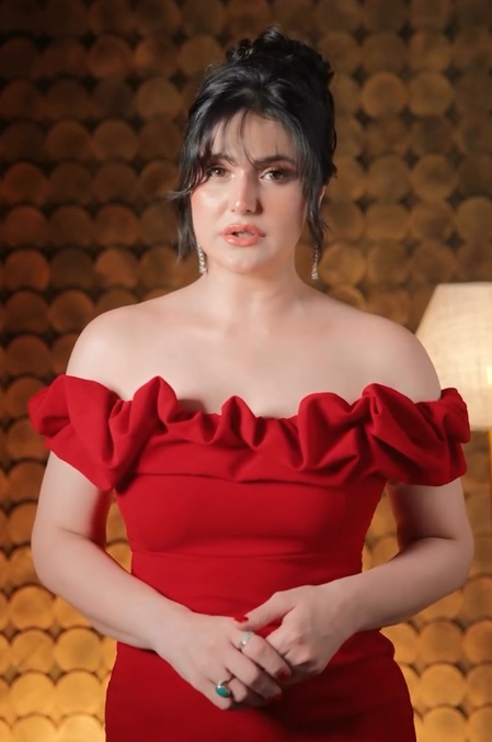 Zareen Khan schools paparazzi after they misbehave with her