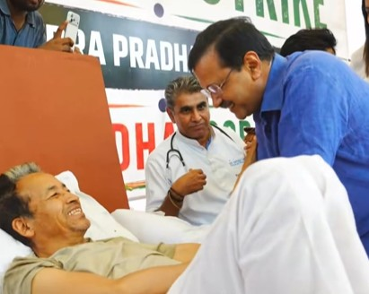 Kejriwal lends support to Sonam Wangchuk by visiting Jantar Mantar