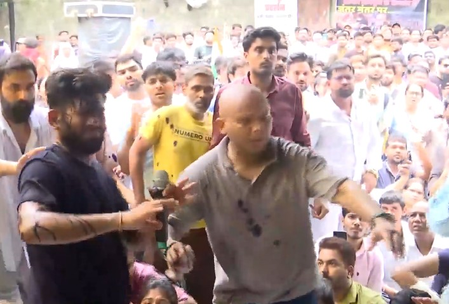 Ink-like liquid hurled at CJP founder Dipke at Jantar Mantar protest