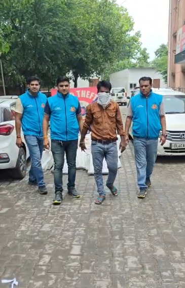Delhi Police seize 1,600 quarter bottles of illicit liquor, arrest interstate bootlegger