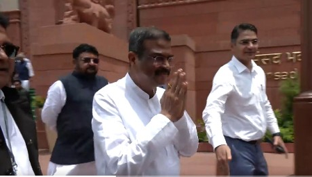 Congress criticises BJP MPs for welcoming Dharmendra Pradhan on arrival at Parliament