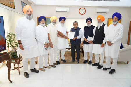 Akali Dal submits memo to Punjab Guv; seeks CBI probe into 10 exam leaks