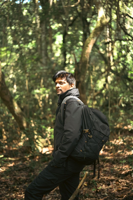‘Photographer’ makers release lyrical video of intense track ‘Maayangal Maayangal’ from film!