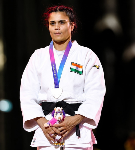 MP CM Mohan Yadav congratulates Yamini Maurya on Commonwealth Games silver
