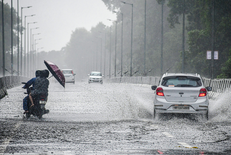 Met Dept predicts heavy rain, thunderstorms in south Bengal districts for next 24 hours