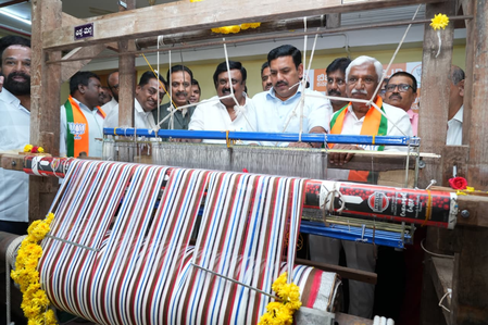 K’taka BJP celebrates National Handloom Day, credits PM Modi govt