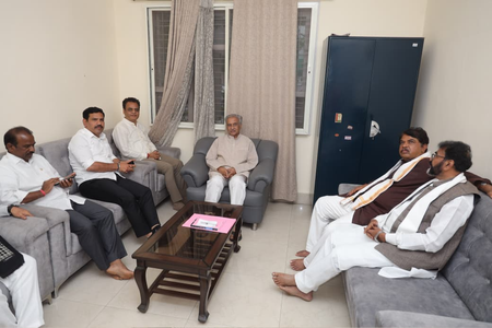 Karnataka BJP delegation meets former Council Chairman Horatti, alleges Congress used ‘goondagiri’ to force resignation
