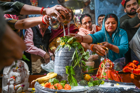 Thousands of Kanwariyas, devotees flock to Shiva Temples in UP, U’khand on 2nd Monday of Shravan