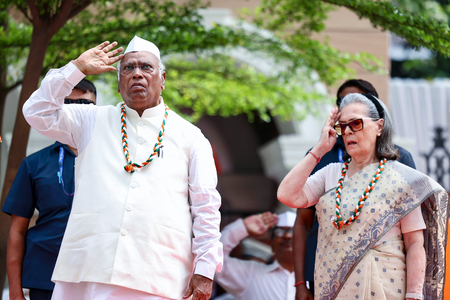 Karnataka BJP leader files police complaint against Sonia Gandhi over Vande Mataram row