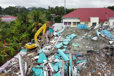 7.7-magnitude quake strikes off Indonesia, tsunami warning issued