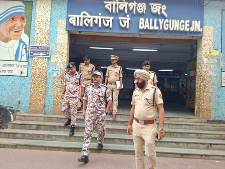 Bengal: RPF helps woman recover Rs 6.10 lakh in valuables from local train