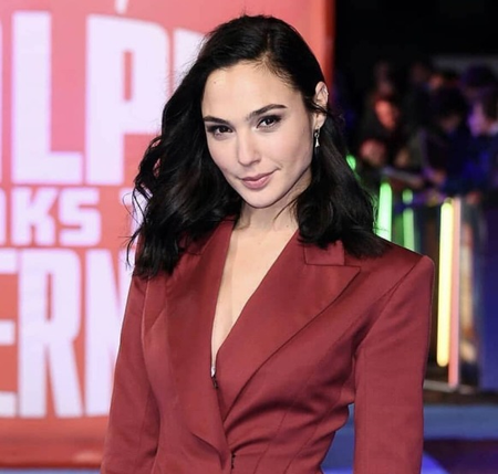 Gal Gadot hasn’t yet received Tom Cruise’s famous Christmas cake