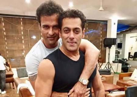 Rohit Roy back-hugs Salman Khan, says the actor ‘has given him the right to do so’