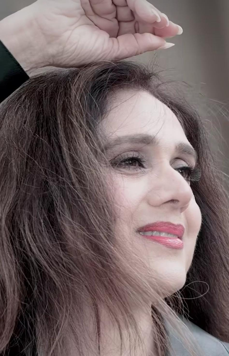 Meenakshi Seshadri recalls shooting ‘O Mere Khwabon Ke Shehzade’ amidst spells of heavy rain on Mumbai’s beaches