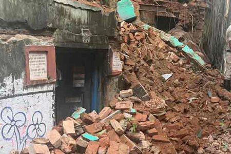 Portion of balcony and roof of old building in Kolkata collapses