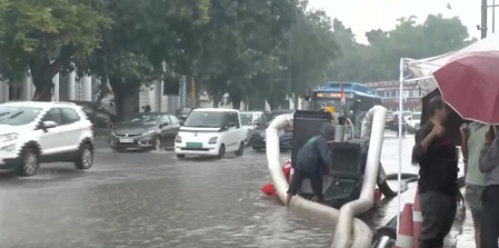 Heavy rain batters Delhi-NCR, roads waterlogged in several areas