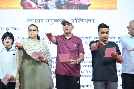 Sports Min Mandaviya leads ‘Sundays on Cycle’ in Surat, administer ‘Nasha Mukt’ Pledge to Youth