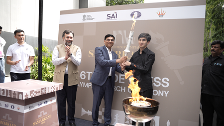 Ceremonial torch handed to Uzbek GM Sindarov by AICF Prez  Narang ahead of Chess Olympiad