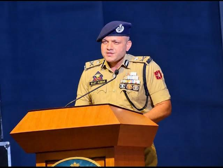 Trust teachers, parents; stay away from drugs, social media traps: J&K Police to students