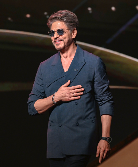 SRK seeks blessing from Lalbaugcha Raja with wife Gauri, daughter Suhana
