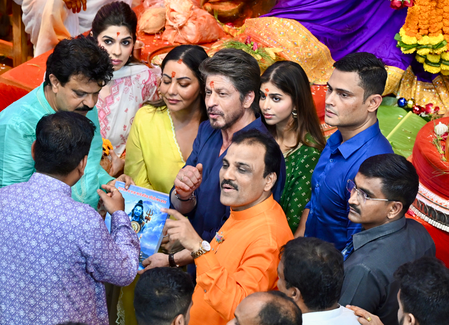Shah Rukh Khan, Gauri Khan turn protective for Suhana Khan during Lalbaugcha Raja darshan